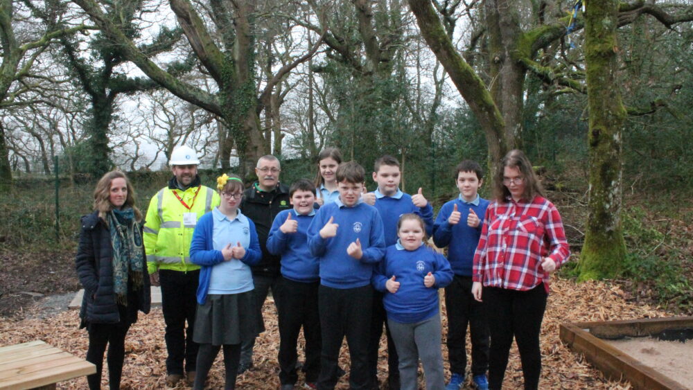 Creu ardal chwarae newydd i ysgol yng Ngwynedd