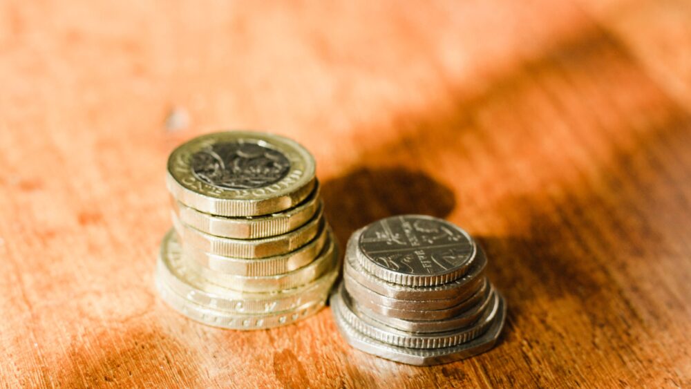 Gwasanaethau cymorth tai mewn argyfwng: canlyniadau toriad termau real yn y gyllideb